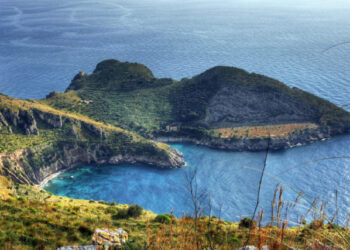 “Baia di Ieranto: Un Tesoro Naturale Protetto tra Natura e Storia”