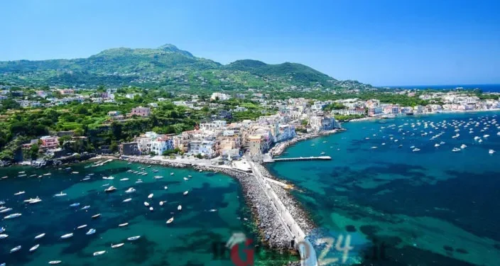 “Avventura nel Golfo di Napoli: Escursioni di Trekking Guidate tra le Meraviglie delle Aree Marine Protette”