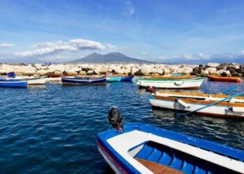 Giro in barca al Castel dell’Ovo: vivi Napoli dal mare!
