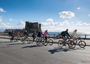 Napoli in bici: scopri la città pedalando tra storia e panorami mozzafiato