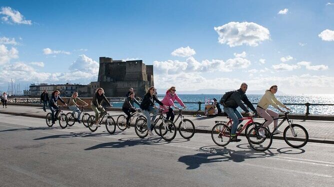 Napoli in bici: scopri la città pedalando tra storia e panorami mozzafiato