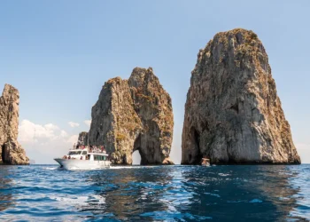 Vivi la magia di Capri: tra mare, bellezza e panorami da sogno!