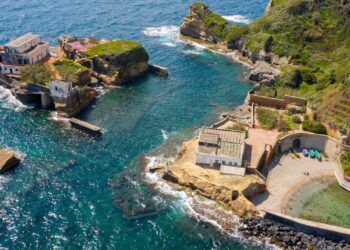 Un tuffo a Marechiaro: vivi la magia del mare di Napoli