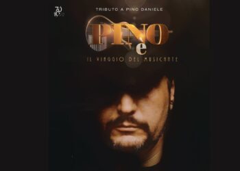 “Pino è – Il Viaggio del Musicante” illumina Piazza del Plebiscito