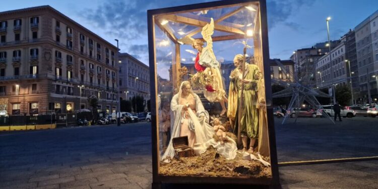 Piazza Municipio celebra il Natale con la Natività dei maestri di San Gregorio Armeno